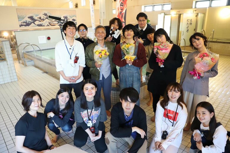 「もう一度生まれる」クランクアップ時の様子