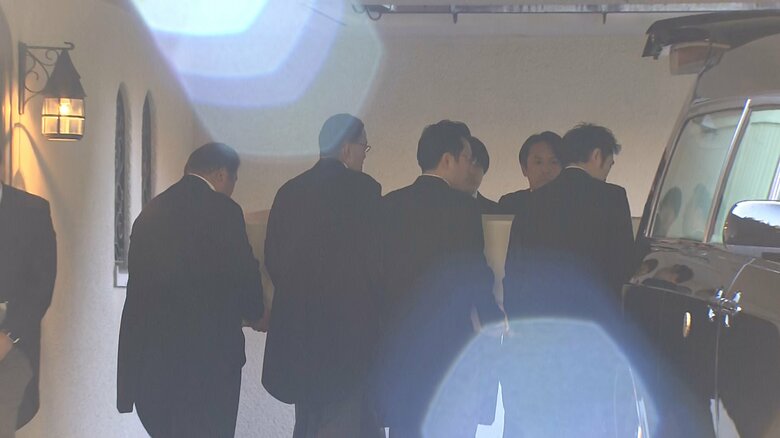 三笠宮邸を出る百合子さまの遺体　11月26日