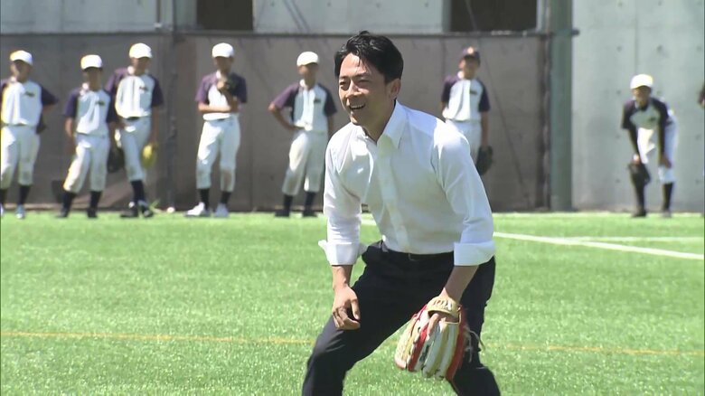 地元・神奈川県の学校で中学生と野球で汗を流す小泉氏（9月5日）