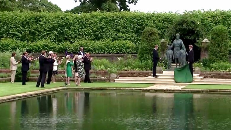 ダイアナ妃の銅像の除幕式にはウイリアム王子とヘンリー王子が揃って参加した（2021年7月1日）