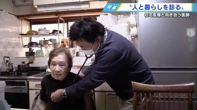 患者の自宅で診察する福井医師