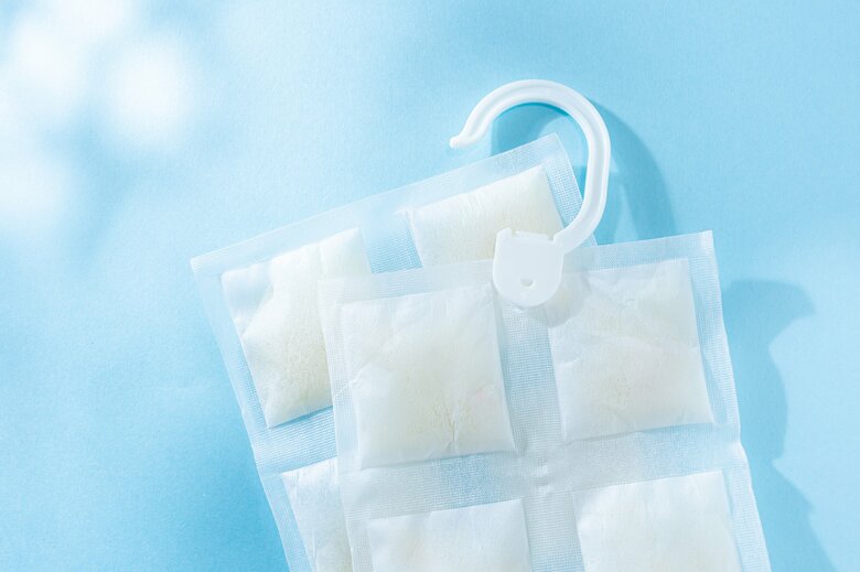 最近では吊り下げタイプの除湿剤も（画像はイメージ）