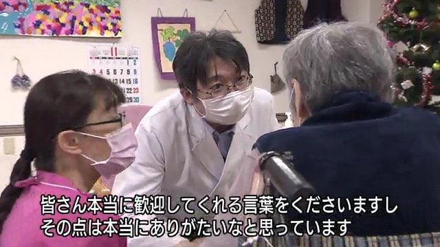 高齢者施設で入所者と向き合う城医師