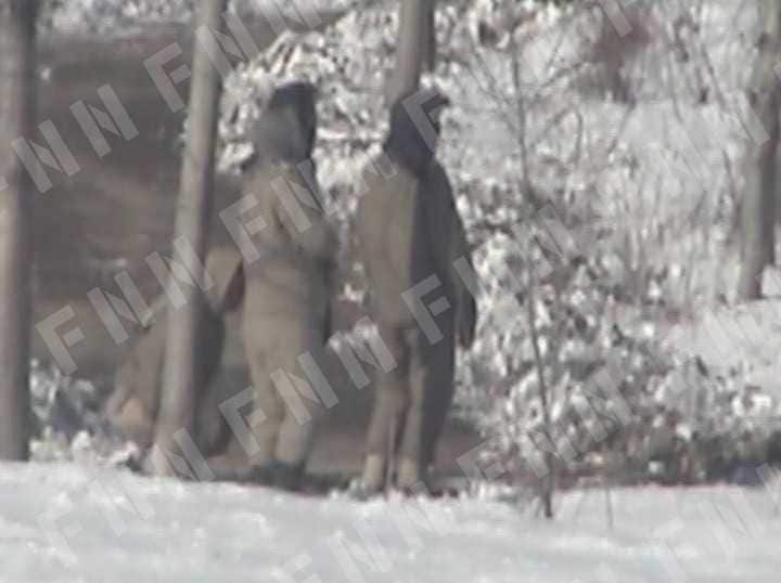 トイレを我慢できずかがんで用を足す収容者