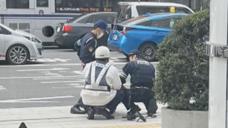 男が確保された瞬間(視聴者撮影)