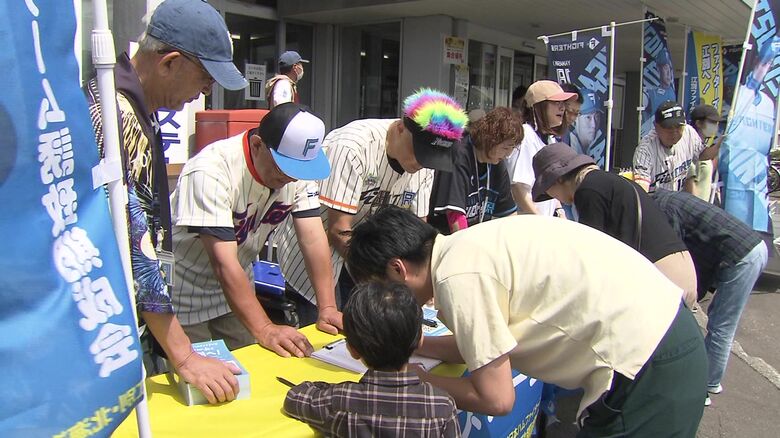 市内のイベントなどで署名活動を続け約2万人分を集めた