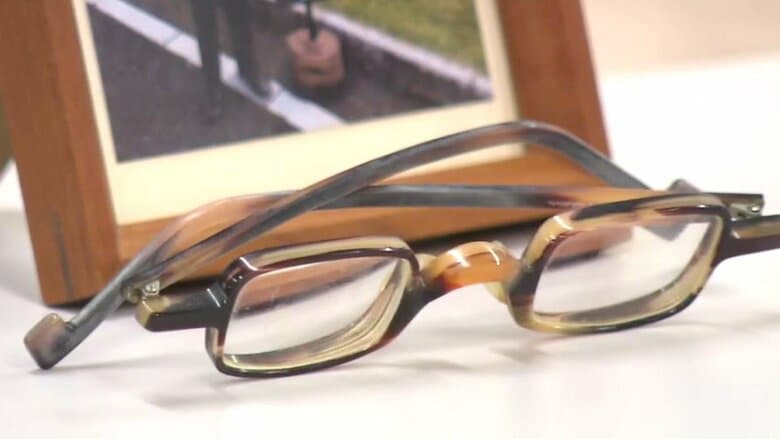 赤木俊夫さんの眼鏡と遺影