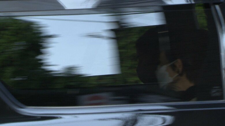 母親の鳥取二三子さんの通夜に参列…斎場に到着された久子さま