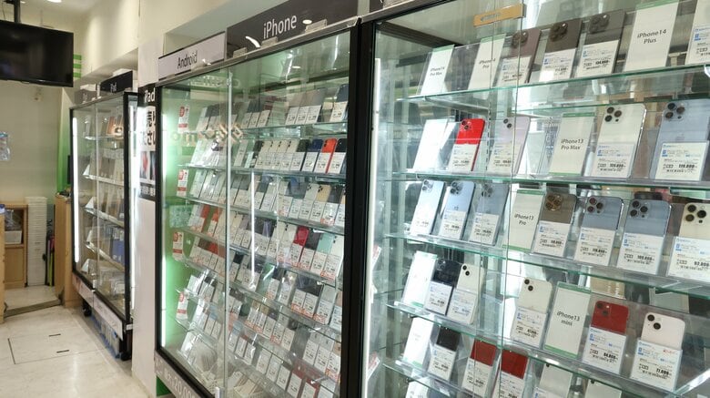 豊富な種類のリユーススマホが店頭に並ぶ