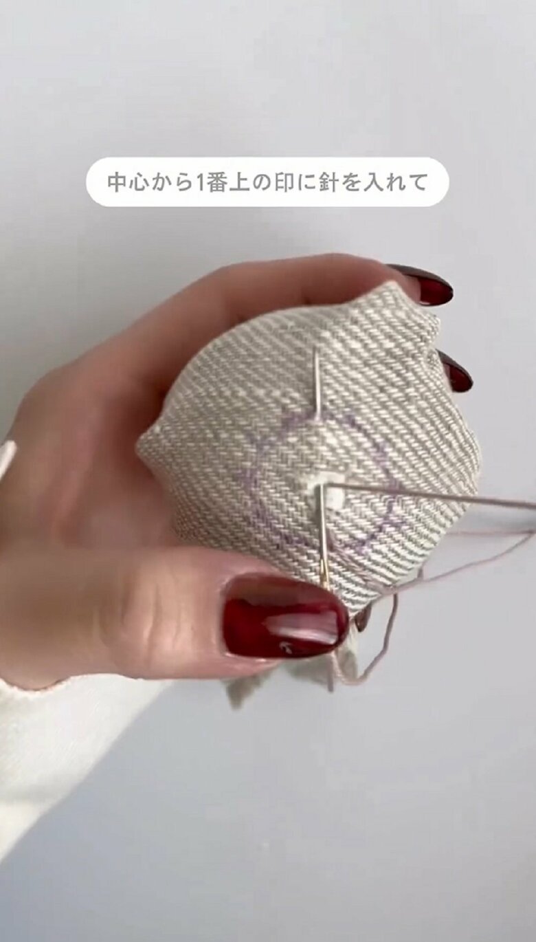 中心から一番上の印に針を入れる