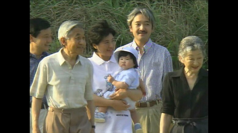 平成14年（2002年）須崎御用邸の海岸で磯遊びされるご一家（静岡・下田市）