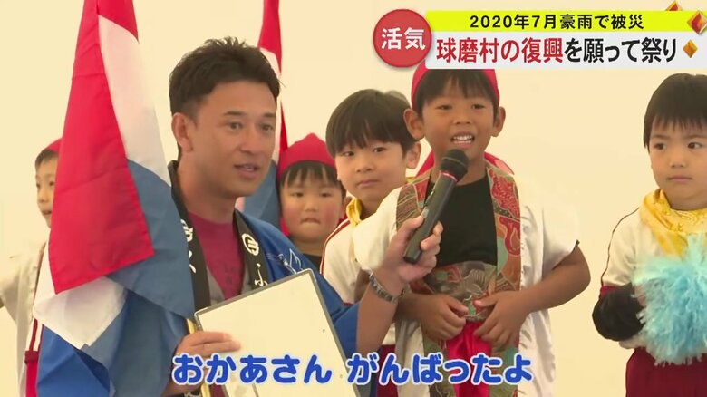 お母さんに「がんばったよ」と伝える園児