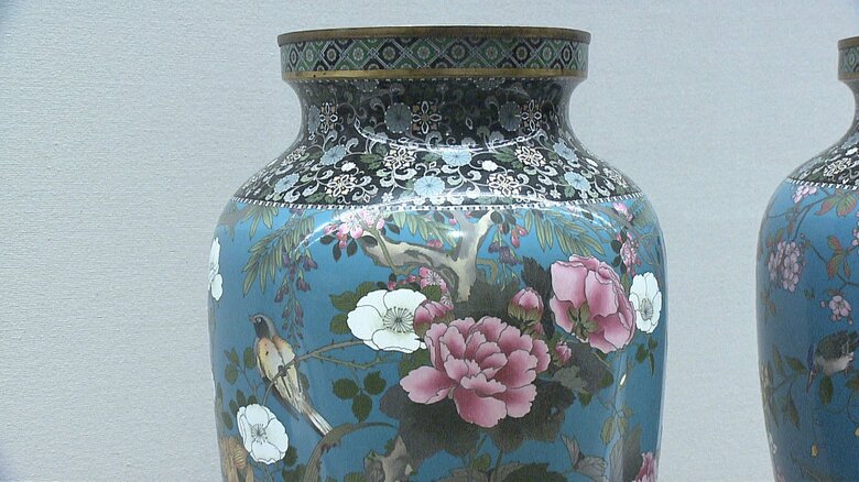 《七宝藍地花鳥図花瓶》七宝会社（1889年）皇居三の丸尚蔵館所蔵