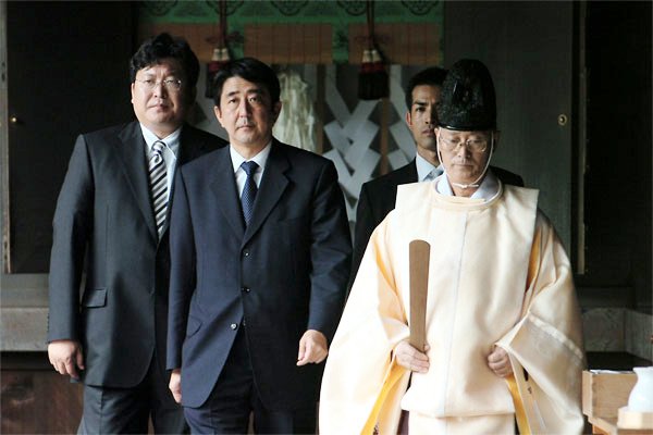安倍氏は萩生田氏とともに靖国神社を参拝（2005年8月15日：萩生田氏HPより）