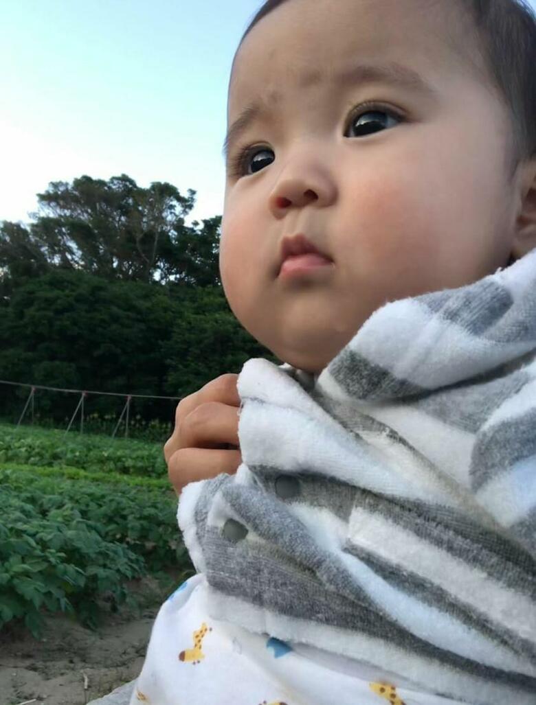 当時6カ月の時におじいちゃんの畑仕事を見学（提供：あらかわキッズさん）