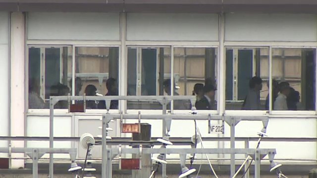 不便を強いられる利用者　連絡通路を渡り新幹線ホームへ