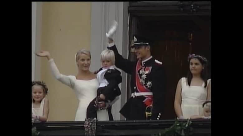 マリウス君を抱いて国民の前に登場したメッテ＝マリット妃（2001年）