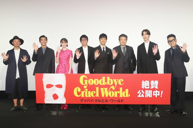 (左から)大森立嗣監督、奥野瑛太さん、玉城ティナさん、大森南朋さん、西島秀俊さん、三浦友和さん、宮沢氷魚さん、宮川大輔さん