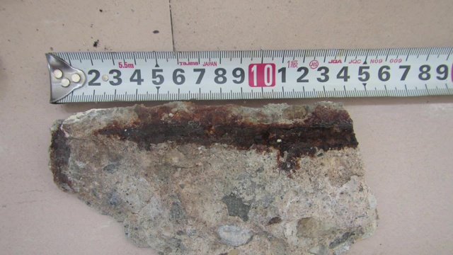 落下したコンクリート片