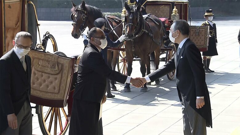 「儀装馬車」を降りるパキスタン大使（8日 皇居）