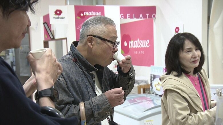島根県物産観光館でシジミ汁を試食する観光客