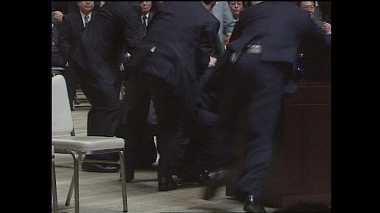 金丸氏の周りにもSPが殺到していた