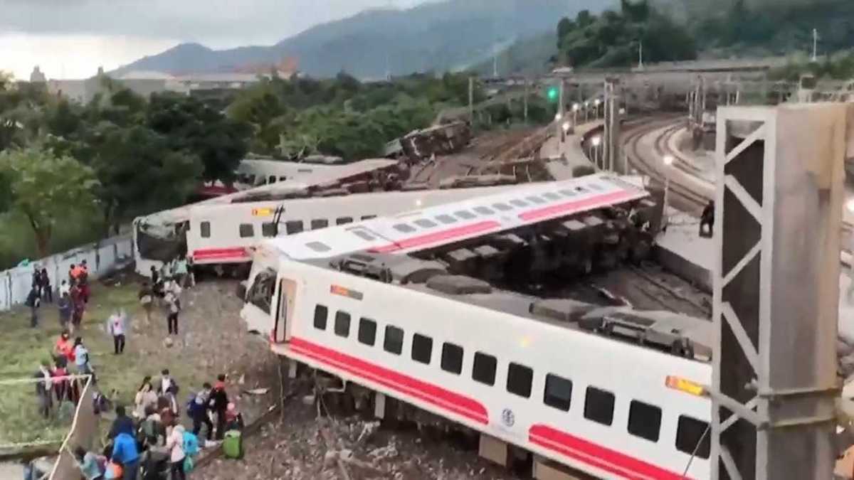 台湾 脱線事故の車両は 日本製 突然 加速 と語る乗客も 一体何が