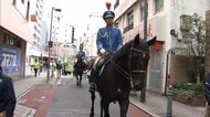 商店街で警視庁騎馬隊など300人が防犯パトロール　特殊詐欺防止を呼びかけ　東京・北区