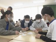 お題は「面識ない人とのDM」など…子供たちがカードゲームで学ぶ“情報リテラシー” 警察が小学校で出張授業
