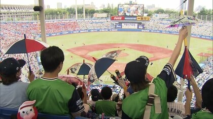 事件・事故の遺族らがプロ野球を観戦　グラウンドでの記念撮影も　「犯罪被害支援」の一環として