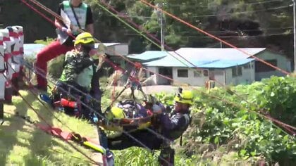 全国の消防士がレスキューの技を競う　大規模な山林火災の岩手・大槌町で開催