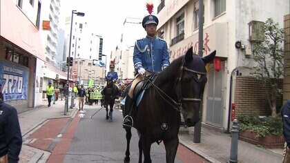 商店街で警視庁騎馬隊など300人が防犯パトロール　特殊詐欺防止を呼びかけ　東京・北区