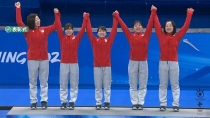 史上初の銀！「弱さ全開」５人のチーム力…快挙のカーリング女子　驚異のショット成功率の秘密