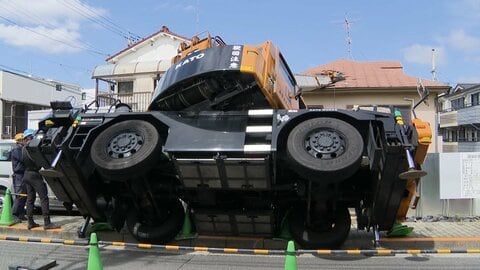 クレーンのアーム先端が住宅に突き刺さる　ケガ人なし　建設現場でクレーン車横転　東京・品川区西五反田