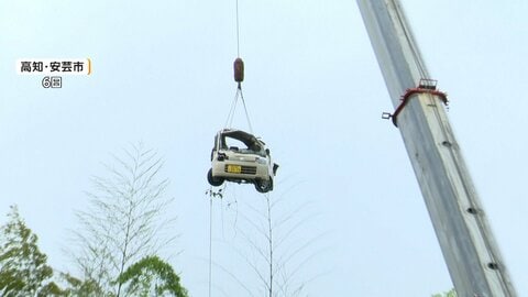 巨大クレーンで転落事故の軽自動車をつり上げ撤去　国の天然記念物「シダ」など傷つけないように　高知・安芸市の伊尾木洞