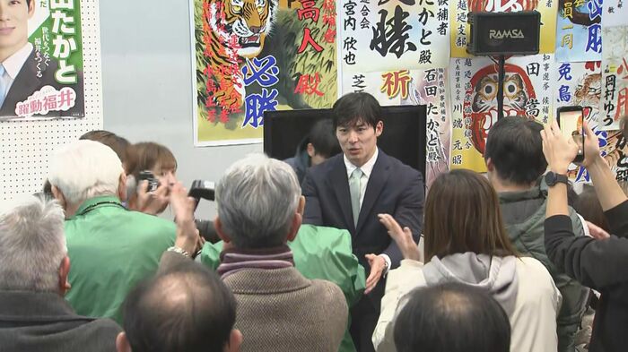 支援者に囲まれる石田氏