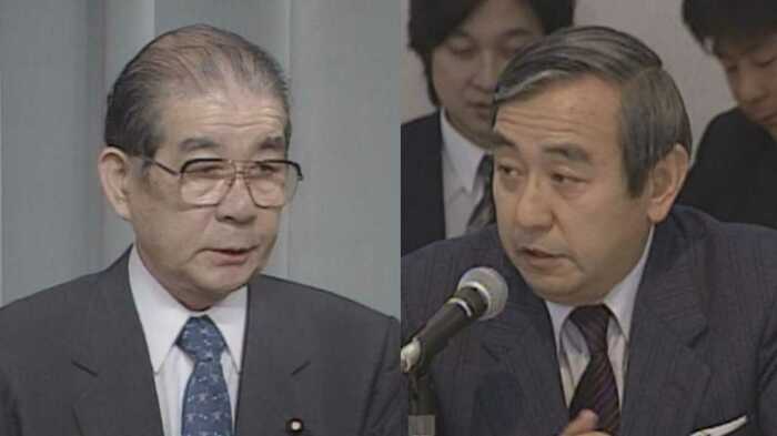 野坂浩賢官房長官(左)と谷野作太郎外務審議室長(右)