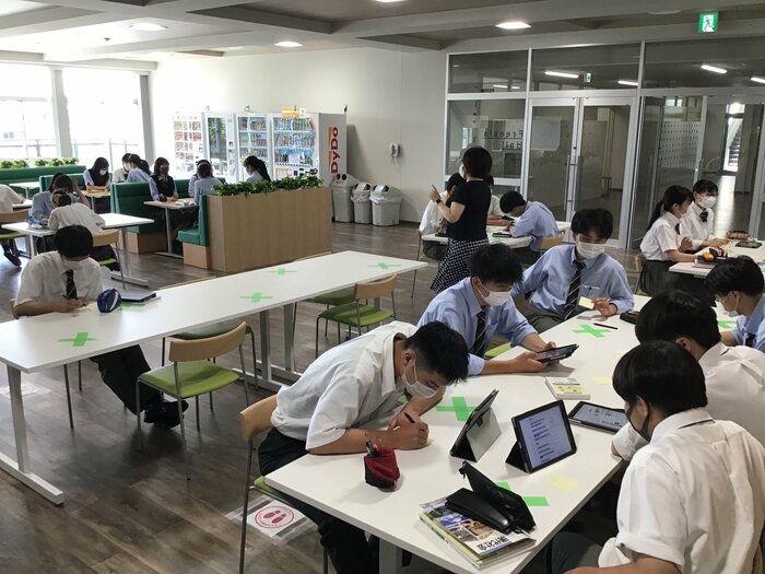 横浜創英高校では授業に端末を持参してグループ学習を行う