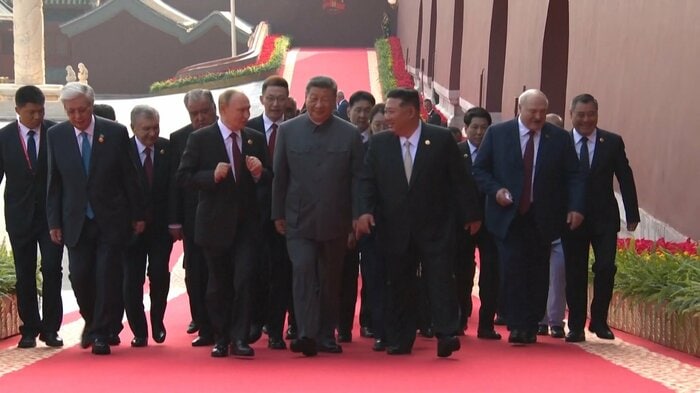 プーチン大統領、金総書記を左右に、26カ国の元首、首脳を率いるように天安門広場へ向かう習主席