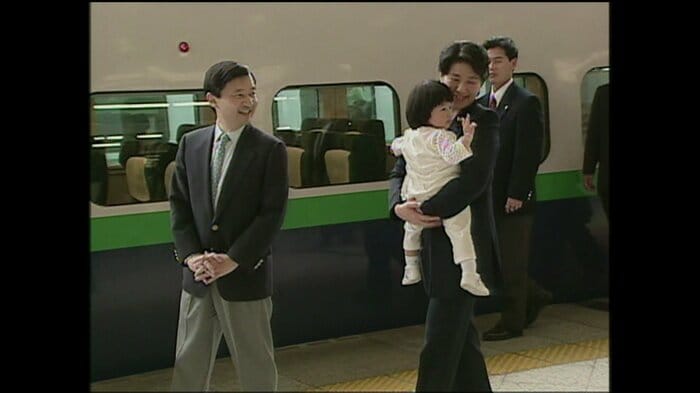 ホームに集まった人々に手を振られる