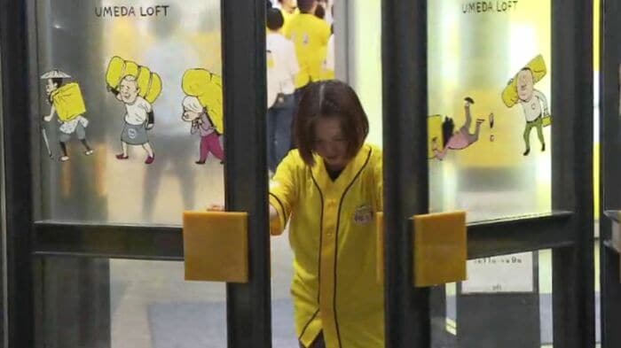 扉を閉める馬場さん