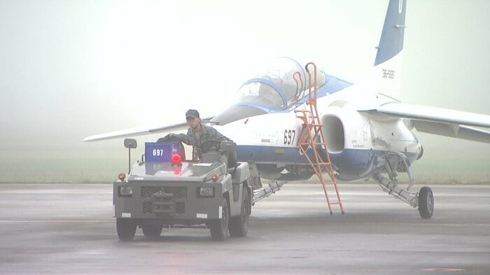 格納庫から機体が出される