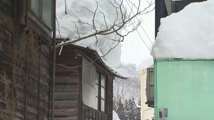 雪の重みで屋根が…