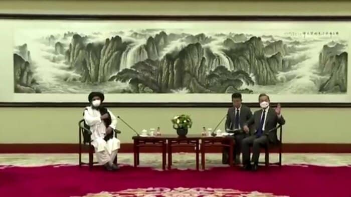 タリバンのムラー・アブドゥル・ガニ・バラダル政治責任者と王毅中国国務院議員兼外相