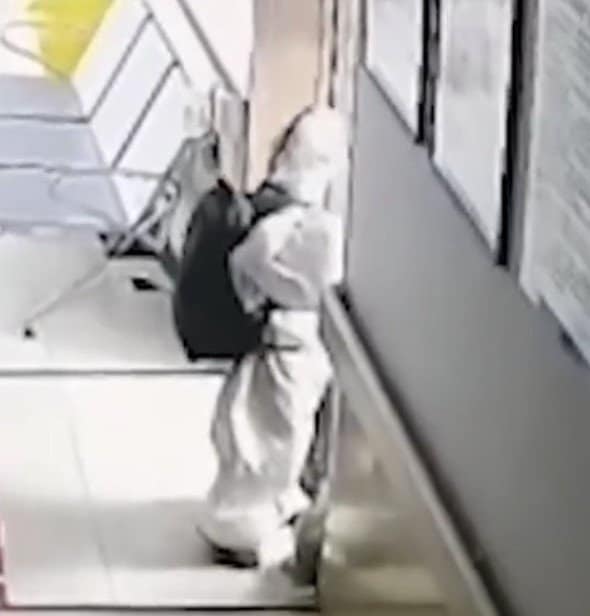 中国・福建省の病院で4歳児が検査を受ける動画 (中国のSNS:ウェイボより)