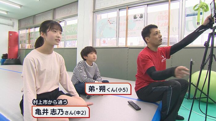 バク転教室に通う亀井志乃さんと朔くん