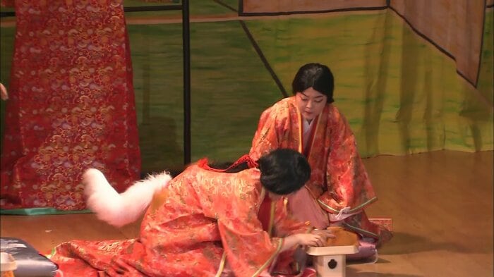 尻尾を出し正体がばれてしまった化けギツネ