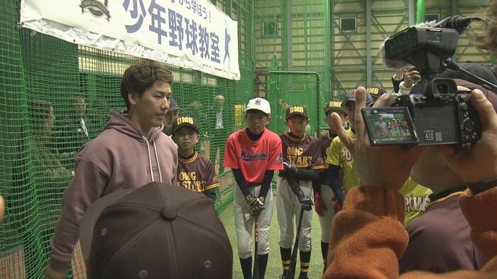 子供たちに囲まれる吉田選手