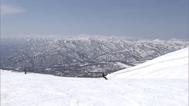 雄大な「朝日連峰」をバックに初滑り