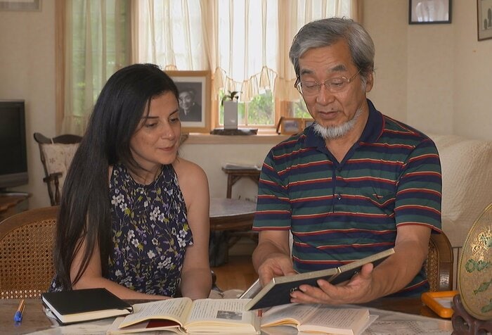 津村中佐の孫、赤澤周平(右)さんと対面したシェナイさん(左)